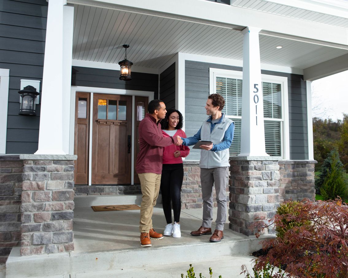 ServiceLink appraiser showing a woman how to use EXOS on her tablet